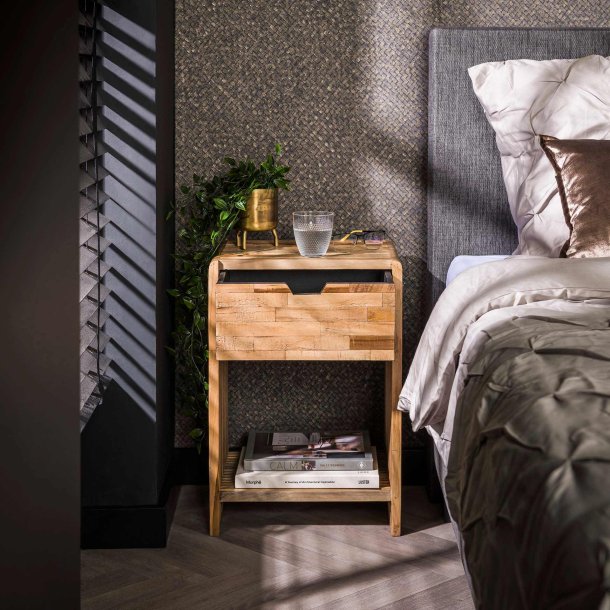 Viento - Sengebord med skuffe og hylde i patineret teaktr