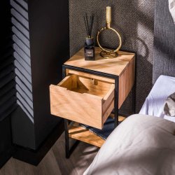 Fidenza - Sengebord i massiv lys akacietr og sort metal