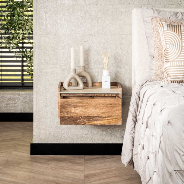 Cerro - Sengebord vghngt i mango og travertin, hjde 19 cm.