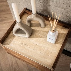 Cerro - Sengebord vghngt i mango og travertin, hjde 30 cm.