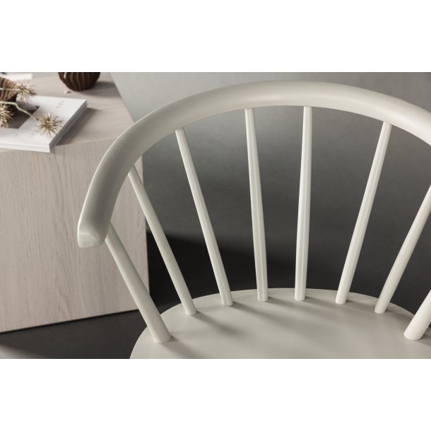 Dobby - 2 Spisebordsstole i massiv lysegr� lakeret tr�