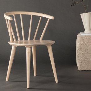 Dobby - 2 Spisebordsstole i massiv hvidtonet tr�