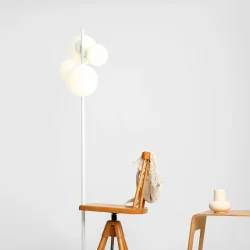 Dizzy - Gulvlampe i hvid metal og hvidt glas