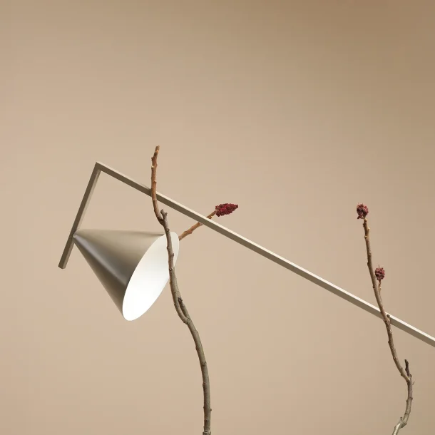 Frigg- Gulvlampe i beige metal