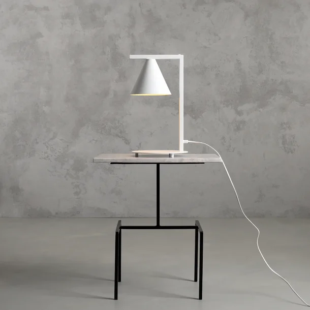 Frigg- Bordlampe i hvid metal