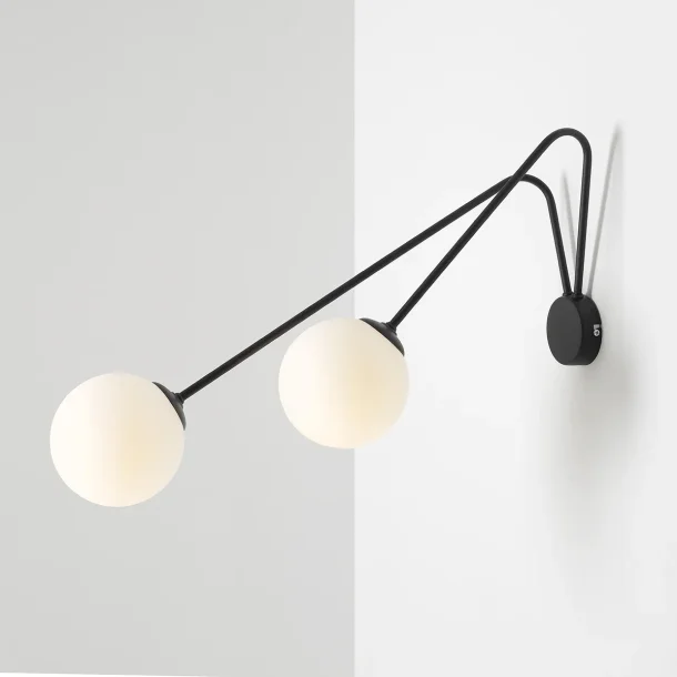 Arana - Vglampe i sort metal og to glaskupler