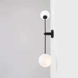 Point - Vglampe i sort metal og hvidt glas