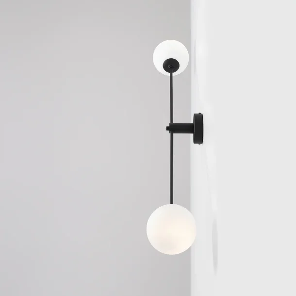 Point - Vglampe i sort metal og hvidt glas