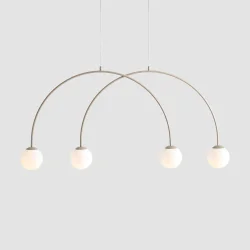 Twiggy - Loftlampe i beige farvet metal og 4 hvide glaskupler, bredde 130 cm.