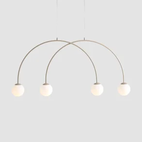 Twiggy - Loftlampe i beige farvet metal og 4 hvide glaskupler, bredde 130 cm.