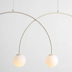 Twiggy - Loftlampe i cremefarvet metal og 4 hvide glaskupler, bredde 149 cm.