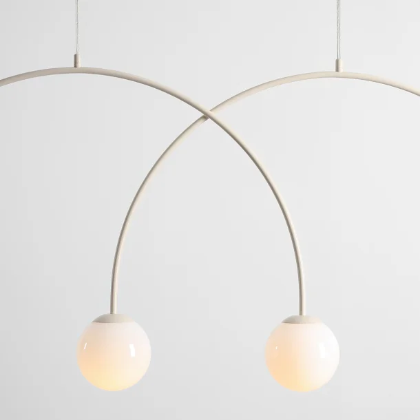 Twiggy - Loftlampe i cremefarvet metal og 4 hvide glaskupler, bredde 149 cm.