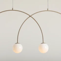 Twiggy - Loftlampe i beige farvet metal og 4 hvide glaskupler, bredde 149 cm.