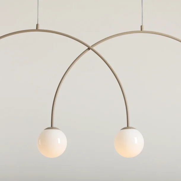 Twiggy - Loftlampe i beige farvet metal og 4 hvide glaskupler, bredde 149 cm.