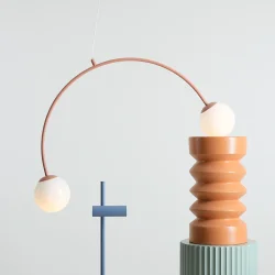 Twiggy - Loftlampe i koral farvet metal og 2 hvide glaskupler, bredde 84 cm.