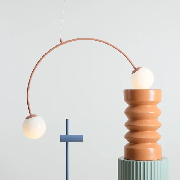 Twiggy - Loftlampe i koral farvet metal og 2 hvide glaskupler, bredde 84 cm.