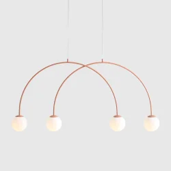 Twiggy - Loftlampe i koral farvet metal og 4 hvide glaskupler, bredde 130 cm.