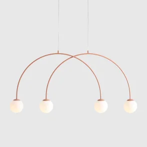 Twiggy - Loftlampe i koral farvet metal og 4 hvide glaskupler, bredde 130 cm.