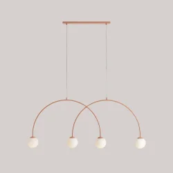 Twiggy - Loftlampe i koral farvet metal og 4 hvide glaskupler, bredde 149 cm.