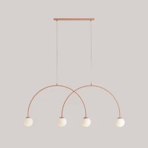 Twiggy - Loftlampe i koral farvet metal og 4 hvide glaskupler, bredde 149 cm.