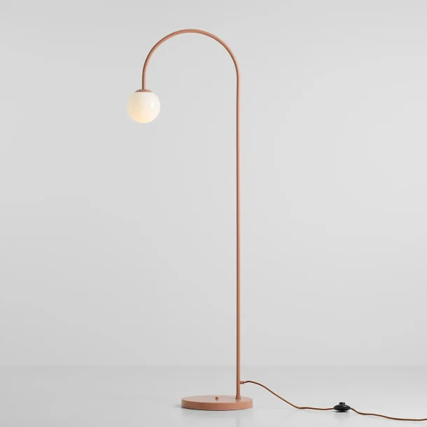 Twiggy - Golvlampa i korallfrgad metall och vitt glas