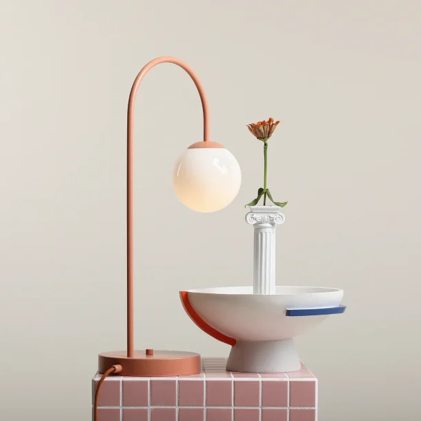 Twiggy - Bordslampa i korallfrgad metall och vitt glas