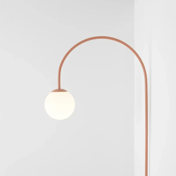 Twiggy - Vglampe i koral farvet metal og hvidt glas