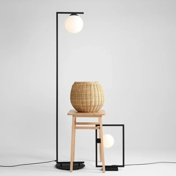 Moma - Gulvlampe i sort metal og hvidt glas