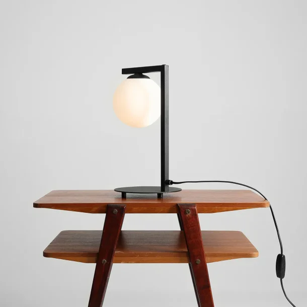 Moma - Bordlampe i sort metal og hvidt glas