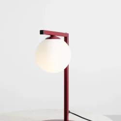 Moma - Bordlampe i vinrd metal og hvidt glas