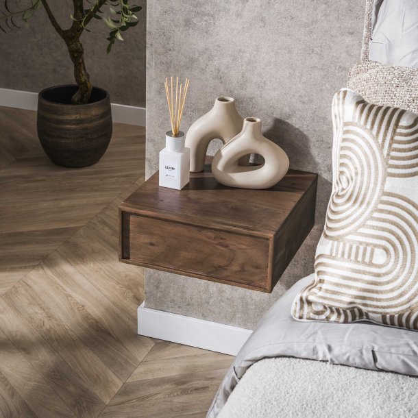 Cove- 2 sengeborde i brun massiv akacietr med skuffe