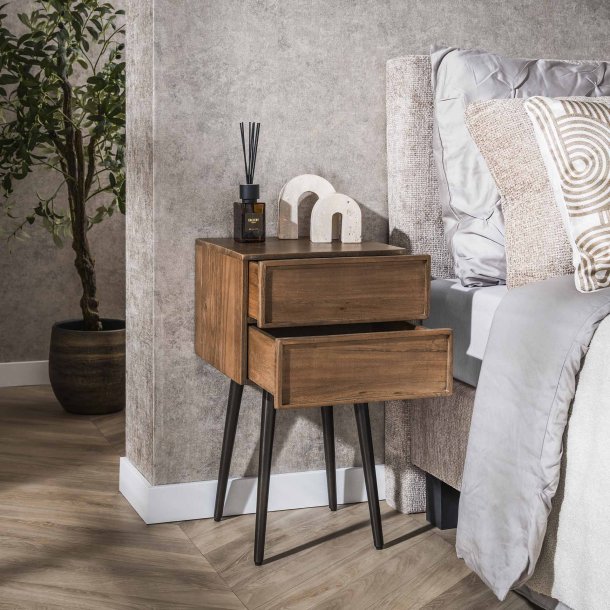 Cove- Sengebord i brun massiv akacietr med 2 skuffer