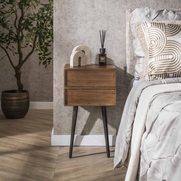 Cove- Sengebord i brun massiv akacietr med 2 skuffer