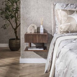 Marron - Sengebord i brun massiv akacietr med skuffe og hylde