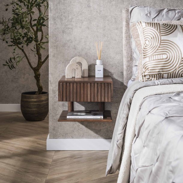 Marron - Sengebord i brun massiv akacietr med skuffe og hylde