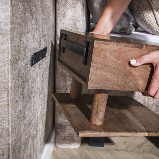 Marron - Sengebord i brun massiv akacietr med skuffe og hylde