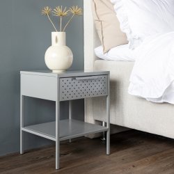 Beta - Sengebord i lysegr metal