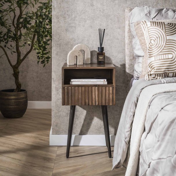 Marron - Sengebord i brun massiv akacietr med skuffe og metalben