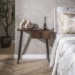 Marron - Sengebord i brun massiv akacietr med venstrehngt skuffe 