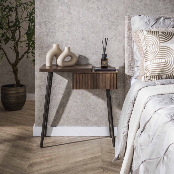 Marron - Sengebord i brun massiv akacietr med venstrehngt skuffe 