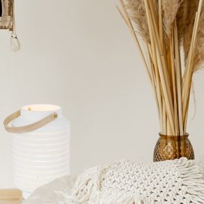 Sorbas - bordslampa i vit keramik, hjd 26 cm.