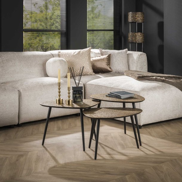 Daidalos - sofabordsst med tre trekantede borde i metallic guld