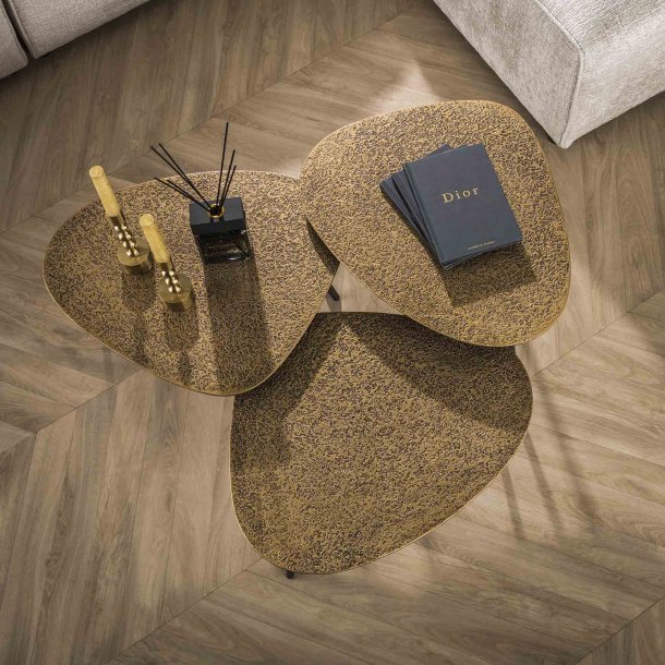 Daidalos - sofabordsst med tre trekantede borde i metallic guld