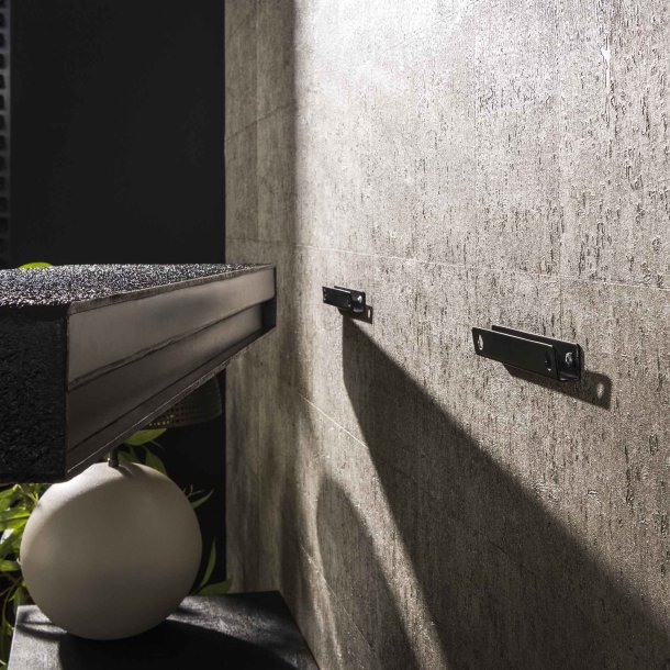 Blunt - Vghylde i gr metal, lngde 150 cm.