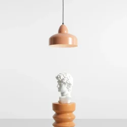 Kosmo - Loftlampe i koralrd metal