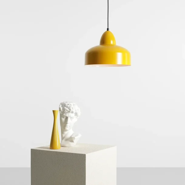 Kosmo - Loftlampe i sennepsgul metal