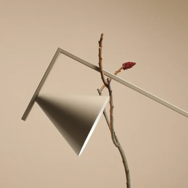 Frigg- Gulvlampe i beige metal