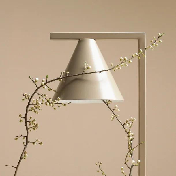 Frigg- Bordlampe i beige metal