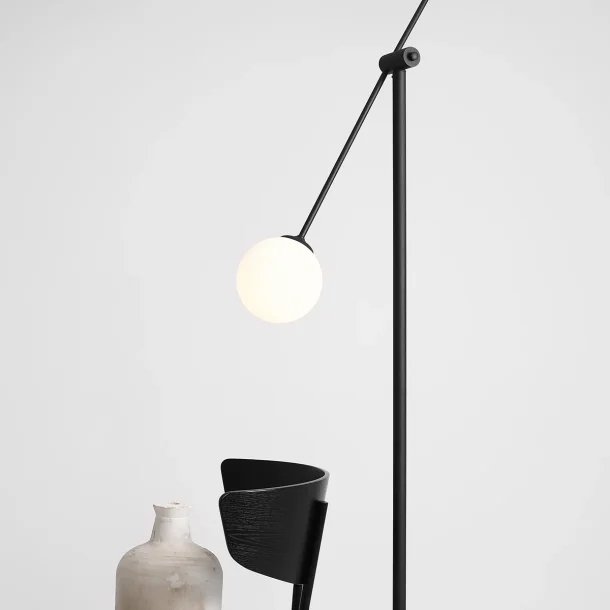 Point - Gulvlampe i sort metal og hvidt glas