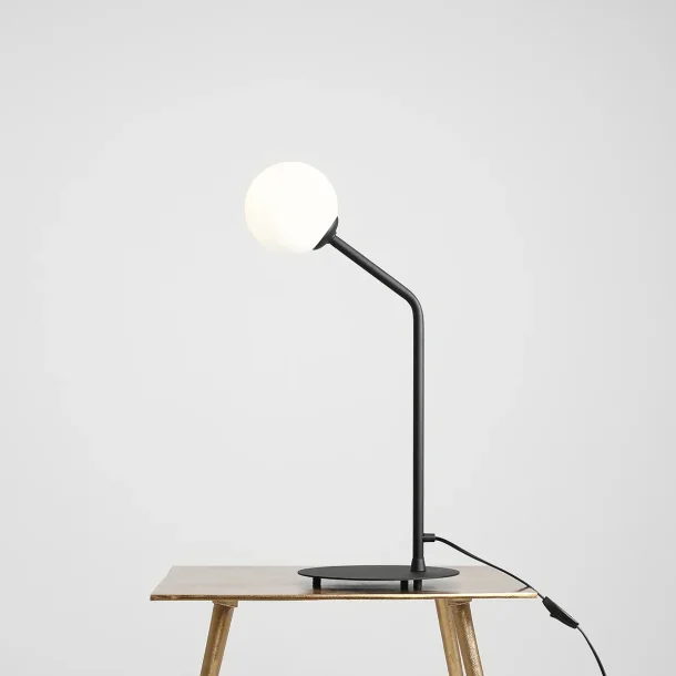 Limelight - Bordlampe i sort metal og hvidt glas